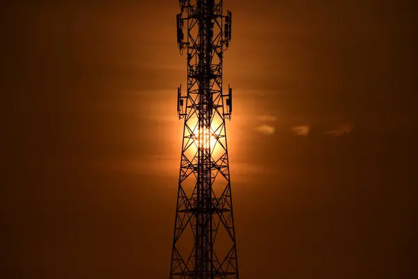 Antena Comunicación Inalámbrica Con Salida Del Sol Cielo Brillante Torre — Foto de Stock