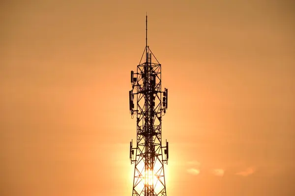 Bezdrátové Komunikační Anténa Východem Slunce Jasné Obloze Telekomunikační Věž Anténami — Stock fotografie