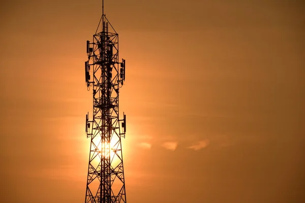 Wireless Communication Antenna Sunrise Bright Sky Telecommunication Tower Antennas Orange — Stock Photo, Image