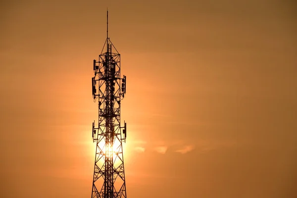 Funkantenne Mit Sonnenaufgang Hell Himmel Telekommunikationsturm Mit Antennen Mit Orangefarbenem — Stockfoto