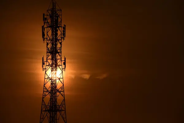 Antena Comunicación Inalámbrica Con Salida Del Sol Cielo Brillante Torre — Foto de Stock