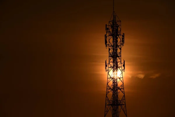 阳光明媚的无线通信天线 电信塔与天线与橙色 — 图库照片
