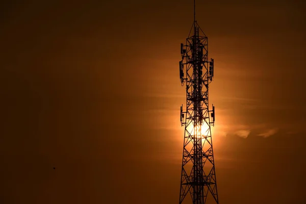 Antenne Communication Sans Fil Avec Lever Soleil Ciel Brillant Tour — Photo