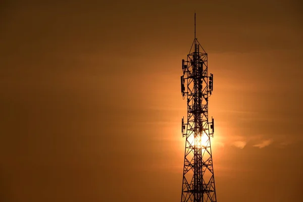Antenna Comunicazione Senza Fili Con Cielo Luminoso All Alba Torre — Foto Stock