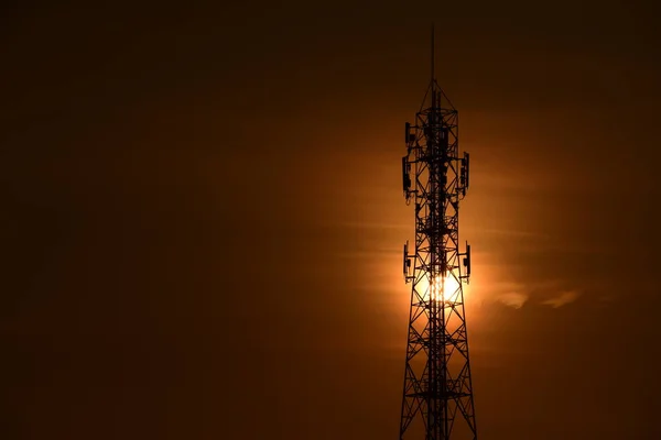 Antena Comunicação Sem Fio Com Nascer Sol Céu Brilhante Torre — Fotografia de Stock