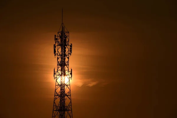 Antena Comunicación Inalámbrica Con Salida Del Sol Cielo Brillante Torre — Foto de Stock