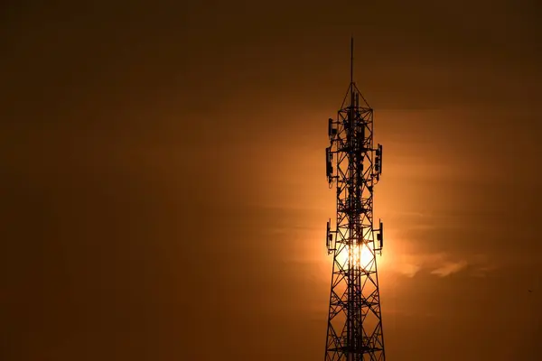 Kablosuz Iletişim Anteni Ile Gündoğumu Parlak Gökyüzü Turuncu Gökyüzü Antenler — Stok fotoğraf