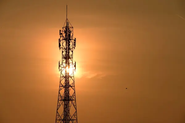 Антенна Беспроводной Связи Восходом Солнца Яркое Небо Телекоммуникационная Башня Антеннами — стоковое фото