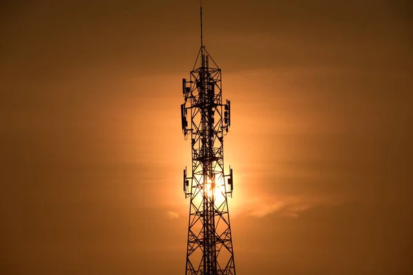 Антенна Беспроводной Связи Восходом Солнца Яркое Небо Телекоммуникационная Башня Антеннами — стоковое фото