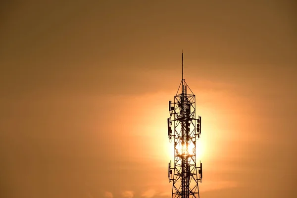 Antenna Comunicazione Senza Fili Con Cielo Luminoso All Alba Torre — Foto Stock