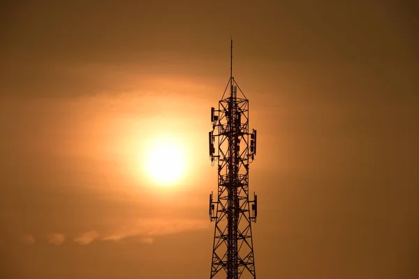 Antena Comunicación Inalámbrica Con Salida Del Sol Cielo Brillante Torre — Foto de Stock