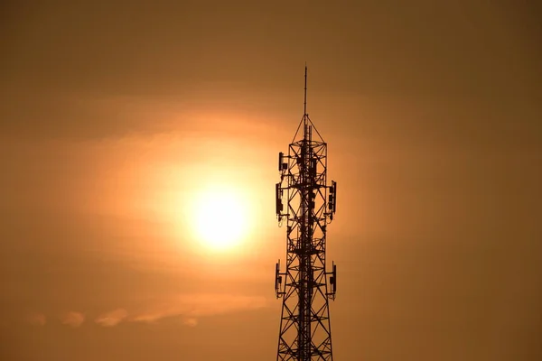 Antena Comunicação Sem Fio Com Nascer Sol Céu Brilhante Torre — Fotografia de Stock