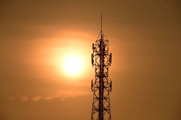 Antena Comunicação Sem Fio Com Nascer Sol Céu Brilhante Torre — Fotografia de Stock