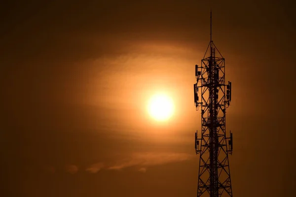 Antena Comunicación Inalámbrica Con Salida Del Sol Cielo Brillante Torre — Foto de Stock