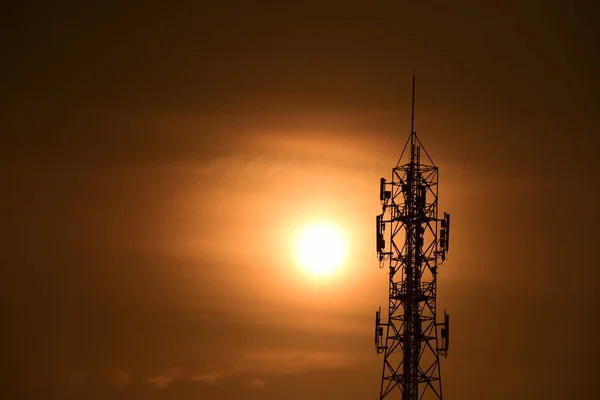 Funkantenne Mit Sonnenaufgang Hell Himmel Telekommunikationsturm Mit Antennen Mit Orangefarbenem — Stockfoto