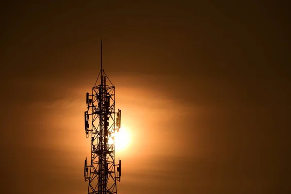 Antenne Communication Sans Fil Avec Lever Soleil Ciel Brillant Tour — Photo