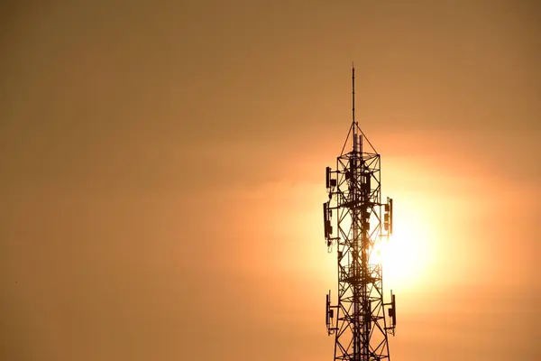 Bezdrátové Komunikační Anténa Východem Slunce Jasné Obloze Telekomunikační Věž Anténami — Stock fotografie