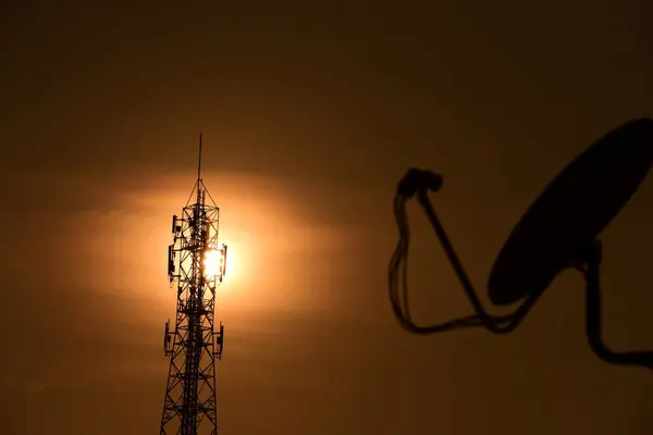 Funkantenne Mit Sonnenaufgang Hell Himmel Telekommunikationsturm Mit Antennen Mit Orangefarbenem — Stockfoto