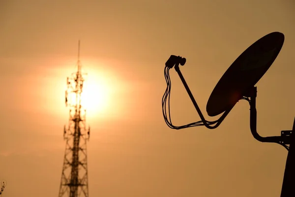 Funkantenne Mit Sonnenaufgang Hell Himmel Telekommunikationsturm Mit Antennen Mit Orangefarbenem — Stockfoto