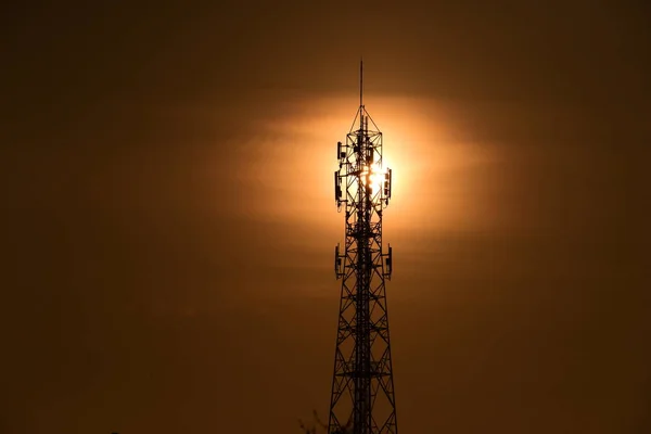 Funkantenne Mit Sonnenaufgang Hell Himmel Telekommunikationsturm Mit Antennen Mit Orangefarbenem — Stockfoto