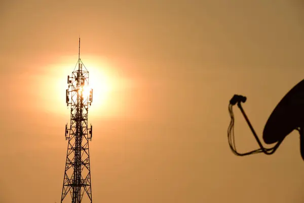 Trådlös Kommunikation Antennen Med Sunrise Ljus Himmel Telekommunikationen Står Hög — Stockfoto