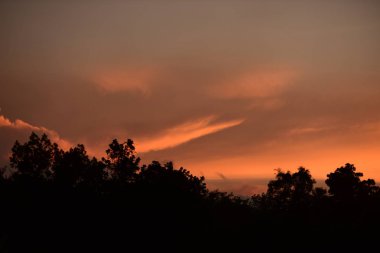 Güzel gökyüzü ve gün batımı kullanılan arka plan resmi olarak altın bulutlar.