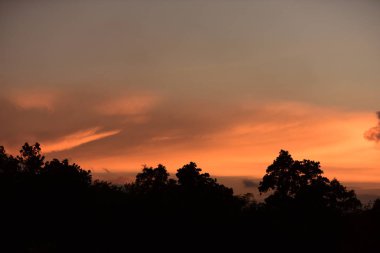 Güzel gökyüzü ve gün batımı kullanılan arka plan resmi olarak altın bulutlar.
