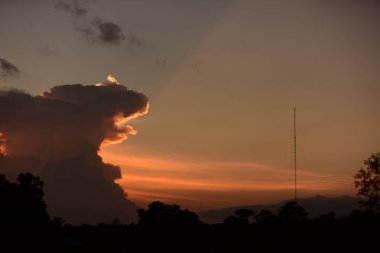 Güzel gökyüzü ve gün batımı kullanılan arka plan resmi olarak altın bulutlar.