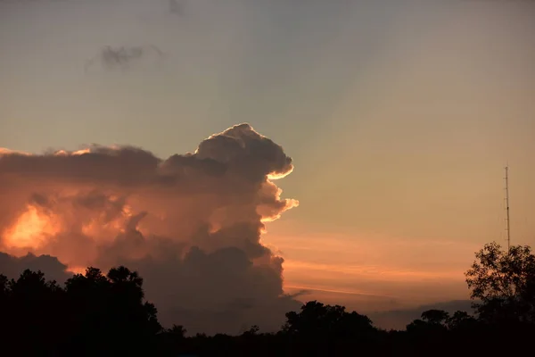 美しい空と背景イメージとして日没の使用で黄金の雲 — ストック写真