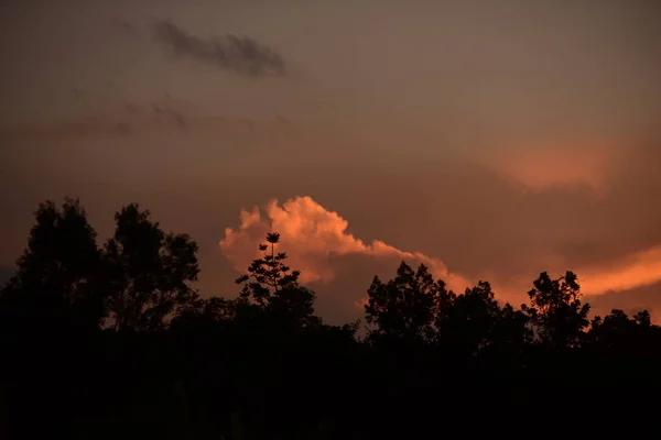 Após Pôr Sol Céu Antes Noite Com Nuvens Douradas Laranja — Fotografia de Stock