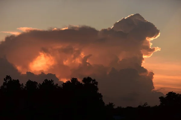 Nach Sonnenuntergang Der Himmel Vor Dem Abend Mit Goldenen Wolken — Stockfoto