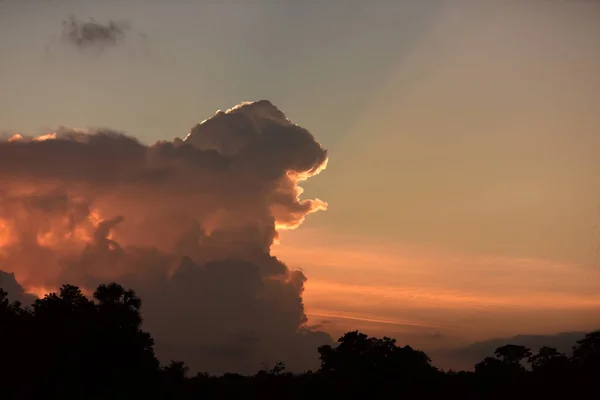 Nach Sonnenuntergang Der Himmel Vor Dem Abend Mit Goldenen Wolken — Stockfoto