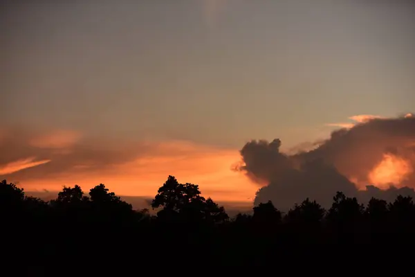 После Заката Небо Перед Вечером Золотыми Облаками Оранжевый Красивая Форма — стоковое фото