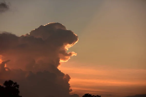 Schöner Himmel Und Goldene Wolken Sonnenuntergang Als Hintergrundbild — Stockfoto