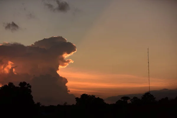 美しい空と背景イメージとして日没の使用で黄金の雲 — ストック写真