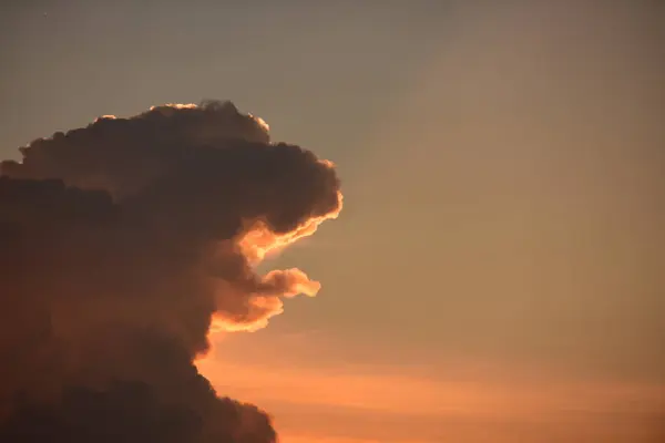 Nach Sonnenuntergang Der Himmel Vor Dem Abend Mit Goldenen Wolken — Stockfoto