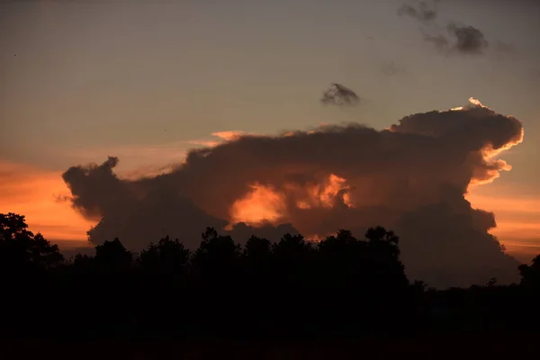 Schöner Himmel Und Goldene Wolken Sonnenuntergang Als Hintergrundbild — Stockfoto