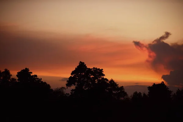 Nach Sonnenuntergang Der Himmel Vor Dem Abend Mit Goldenen Wolken — Stockfoto