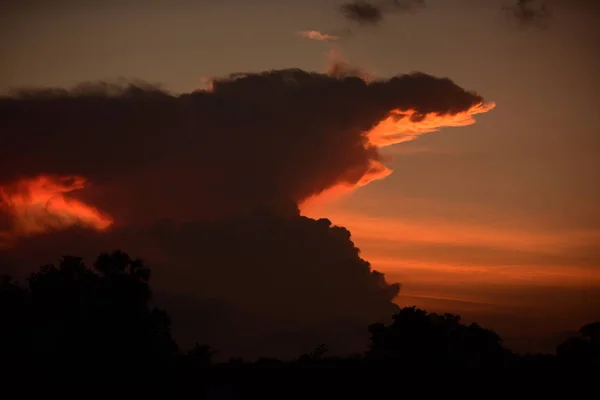 Zachód Słońca Widok Góry Pomarańczowo Czerwone Chmury Pomarańczowe Niebo Nakładające — Zdjęcie stockowe