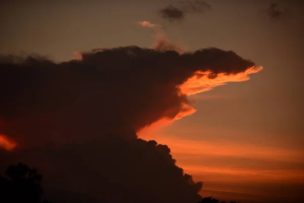 Después Puesta Del Sol Cielo Antes Noche Con Nubes Doradas — Foto de Stock