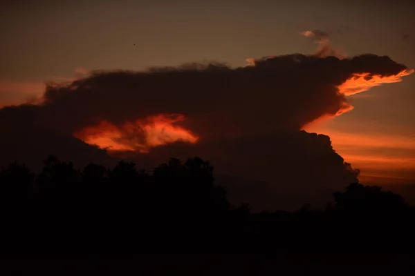 Nach Sonnenuntergang Der Himmel Vor Dem Abend Mit Goldenen Wolken — Stockfoto