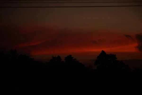 日没後 金色の雲 オレンジ 美しい形がゴッツィラに似た夕方の空 — ストック写真