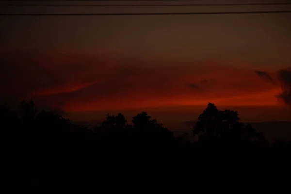 Sunset Sky Evening Golden Clouds Orange Beautiful Shape Resembles Gotzila — Stock Photo, Image