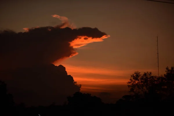 Después Puesta Del Sol Cielo Antes Noche Con Nubes Doradas —  Fotos de Stock