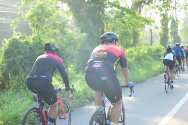 Amatör bisikletçi görsel Engelli olan çocuklar için bir sadaka programında rekabet. Chanthaburi, Tayland için Chonburi. 17 Mart 2018 üzerinde yoldur 129 km.