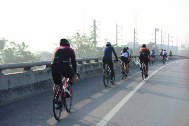 Amatör bisikletçi görsel Engelli olan çocuklar için bir sadaka programında rekabet. Chanthaburi, Tayland için Chonburi. 17 Mart 2018 üzerinde yoldur 129 km.
