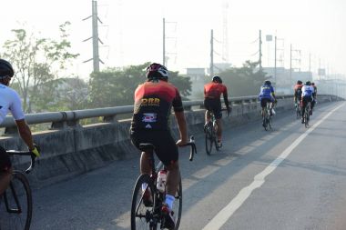Amatör bisikletçi görsel Engelli olan çocuklar için bir sadaka programında rekabet. Chanthaburi, Tayland için Chonburi. 17 Mart 2018 üzerinde yoldur 129 km.