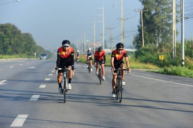 Amatör bisikletçi görsel Engelli olan çocuklar için bir sadaka programında rekabet. Chanthaburi, Tayland için Chonburi. 17 Mart 2018 üzerinde yoldur 129 km.