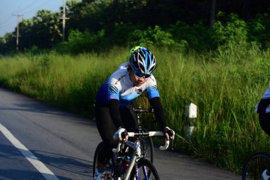 Amatör bisikletçi görsel Engelli olan çocuklar için bir sadaka programında rekabet. Chanthaburi, Tayland için Chonburi. 17 Mart 2018 üzerinde yoldur 129 km.