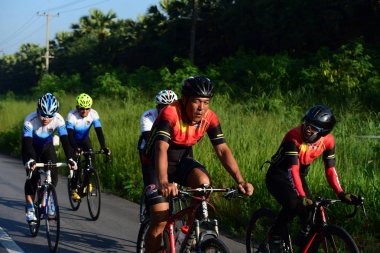 Amatör bisikletçi görsel Engelli olan çocuklar için bir sadaka programında rekabet. Chonburi Chanthaburi, Tayland, thailand, için rota 129 km 17 Mart 2018 olduğunu.